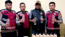 Satuan Samapta Polresta Sumenep menunjukkan barang bukti miras yang berhasil diamankan. (KLIKMADURA)