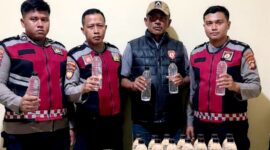 Satuan Samapta Polresta Sumenep menunjukkan barang bukti miras yang berhasil diamankan. (KLIKMADURA)