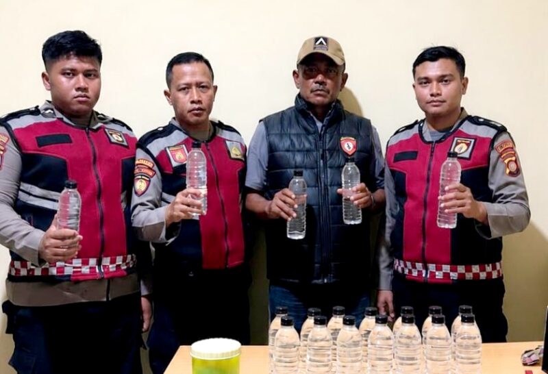 Satuan Samapta Polresta Sumenep menunjukkan barang bukti miras yang berhasil diamankan. (KLIKMADURA)