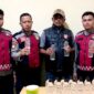 Satuan Samapta Polresta Sumenep menunjukkan barang bukti miras yang berhasil diamankan. (KLIKMADURA)