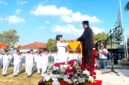 Kepala SMAN 2 Pamekasan Moh. Arifin menyerahkan bendera merah putih kepada pengibar bendera dalam rangka upacara memperingati HUT ke-81 Kemerdekaan Republik Indonesia. (LAILIYATUN NURIYAH / KLIKMADURA)