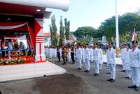 Bupati Sampang H. Slamet Junaidi saat menjadi inspektur upacara peringatah HUT ke-81 Kemerdekaan Republik Indonesia di Pendopo Bupati Sampang. (KLIKMADURA)