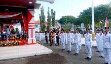 Bupati Sampang H. Slamet Junaidi saat menjadi inspektur upacara peringatah HUT ke-81 Kemerdekaan Republik Indonesia di Pendopo Bupati Sampang. (KLIKMADURA)