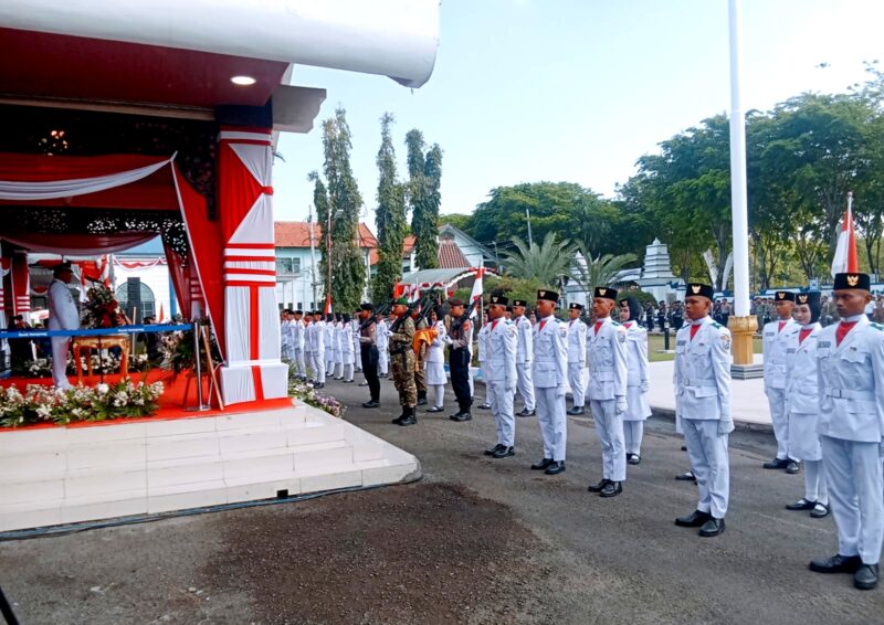 Bupati Sampang H. Slamet Junaidi saat menjadi inspektur upacara peringatah HUT ke-81 Kemerdekaan Republik Indonesia di Pendopo Bupati Sampang. (KLIKMADURA)