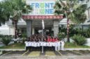 Seluruh karyawan Front One and Azana Style Hotel Pamekasan foto bersama usai mengikuti serangkaian lomba. (KLIKMADURA)