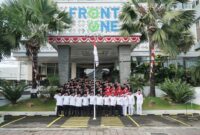 Seluruh karyawan Front One and Azana Style Hotel Pamekasan foto bersama usai mengikuti serangkaian lomba. (KLIKMADURA)