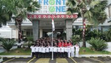 Seluruh karyawan Front One and Azana Style Hotel Pamekasan foto bersama usai mengikuti serangkaian lomba. (KLIKMADURA)