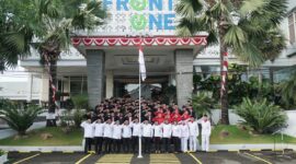 Seluruh karyawan Front One and Azana Style Hotel Pamekasan foto bersama usai mengikuti serangkaian lomba. (KLIKMADURA)
