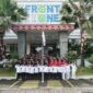 Seluruh karyawan Front One and Azana Style Hotel Pamekasan foto bersama usai mengikuti serangkaian lomba. (KLIKMADURA)