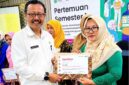 Lasiyah, Kader kesehatan Puskesmas Pademawu, saat menerima penghargaan dari Noora Health. (KLIKMADURA)