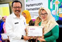 Lasiyah, Kader kesehatan Puskesmas Pademawu, saat menerima penghargaan dari Noora Health. (KLIKMADURA)
