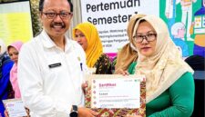 Lasiyah, Kader kesehatan Puskesmas Pademawu, saat menerima penghargaan dari Noora Health. (KLIKMADURA)