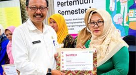 Lasiyah, Kader kesehatan Puskesmas Pademawu, saat menerima penghargaan dari Noora Health. (KLIKMADURA)