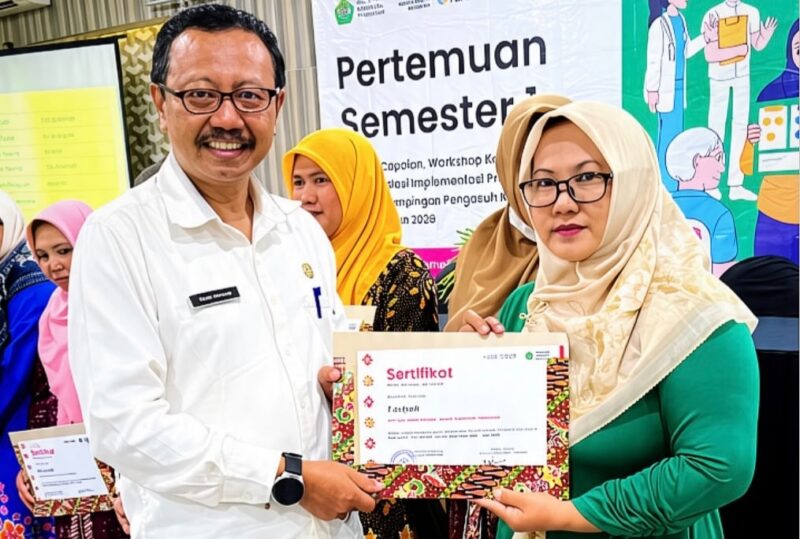 Lasiyah, Kader kesehatan Puskesmas Pademawu, saat menerima penghargaan dari Noora Health. (KLIKMADURA)