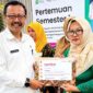 Lasiyah, Kader kesehatan Puskesmas Pademawu, saat menerima penghargaan dari Noora Health. (KLIKMADURA)