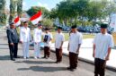 Bupati H. Slamet Junaidi menyerahkan SK remisi kepada lima napi. (KLIKMADURA)