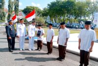 Bupati H. Slamet Junaidi menyerahkan SK remisi kepada lima napi. (KLIKMADURA)