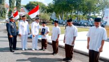 Bupati H. Slamet Junaidi menyerahkan SK remisi kepada lima napi. (KLIKMADURA)