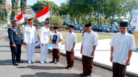 Bupati H. Slamet Junaidi menyerahkan SK remisi kepada lima napi. (KLIKMADURA)