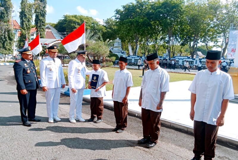 Bupati H. Slamet Junaidi menyerahkan SK remisi kepada lima napi. (KLIKMADURA)
