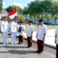 Bupati H. Slamet Junaidi menyerahkan SK remisi kepada lima napi. (KLIKMADURA)