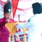 Bupati Sumenep Dr. Achmad Fauzi Wongsojudo menyerahkan sang saka merah putih kepada petugas pengibar bendera. (KLIKMADURA)