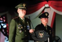 Komandan Kodim (Dandim) Pamekasan Letkol Kav Agus Wibowo Hendratmoko, saat memimpin upacara penurunan bendera merah putih di halaman Pendopo Ronggosukowati Pamekasan, Senin (17/8/2026).