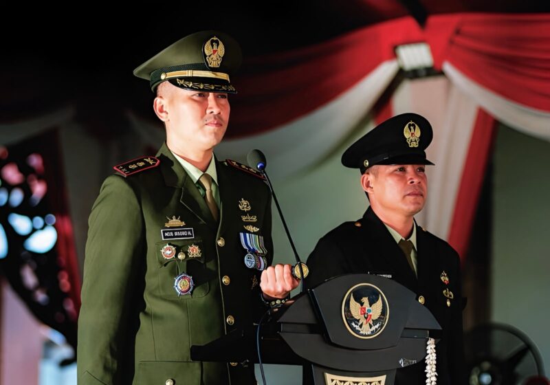 Komandan Kodim (Dandim) Pamekasan Letkol Kav Agus Wibowo Hendratmoko, saat memimpin upacara penurunan bendera merah putih di halaman Pendopo Ronggosukowati Pamekasan, Senin (17/8/2026).