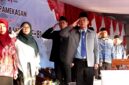 Plt Kepala SMAN 1 Pamekasan Budhi Hartono saat mengikuti upacara penurunan bendera. (KLIKMADURA)