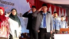Plt Kepala SMAN 1 Pamekasan Budhi Hartono saat mengikuti upacara penurunan bendera. (KLIKMADURA)