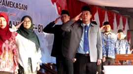 Plt Kepala SMAN 1 Pamekasan Budhi Hartono saat mengikuti upacara penurunan bendera. (KLIKMADURA)