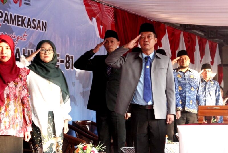 Plt Kepala SMAN 1 Pamekasan Budhi Hartono saat mengikuti upacara penurunan bendera. (KLIKMADURA)