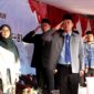 Plt Kepala SMAN 1 Pamekasan Budhi Hartono saat mengikuti upacara penurunan bendera. (KLIKMADURA)