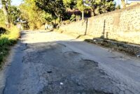 Kondisi Jalan Robatal–Karang Penang yang akan diperbaiki. (ALI MUCHTAR / KLIKMADURA)