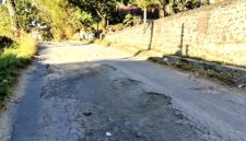 Kondisi Jalan Robatal–Karang Penang yang akan diperbaiki. (ALI MUCHTAR / KLIKMADURA)