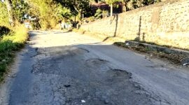 Kondisi Jalan Robatal–Karang Penang yang akan diperbaiki. (ALI MUCHTAR / KLIKMADURA)