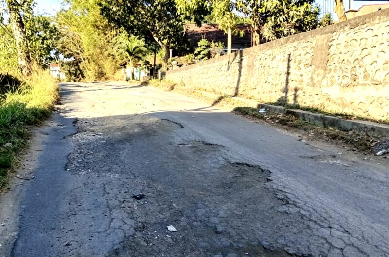 Kondisi Jalan Robatal–Karang Penang yang akan diperbaiki. (ALI MUCHTAR / KLIKMADURA)