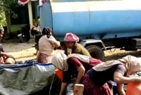 Warga Desa Larlar, Kecamatan Banyuates, Sampang saat mengambil air bersih menggunakan deriken. (ALI MUCHTAR / KLIKMADURA)