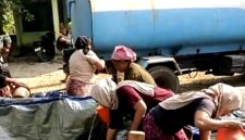 Warga Desa Larlar, Kecamatan Banyuates, Sampang saat mengambil air bersih menggunakan deriken. (ALI MUCHTAR / KLIKMADURA)
