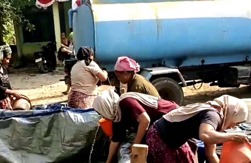 Warga Desa Larlar, Kecamatan Banyuates, Sampang saat mengambil air bersih menggunakan deriken. (ALI MUCHTAR / KLIKMADURA)