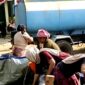Warga Desa Larlar, Kecamatan Banyuates, Sampang saat mengambil air bersih menggunakan deriken. (ALI MUCHTAR / KLIKMADURA)