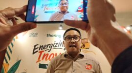 Area Manager Communication, Relation & CSR Pertamina Patra Niaga Regional Jatimbalinus, Ahad Rahedi, saat diwawancara awak media saat menghadiri kegiatan AJP Fiesta 2026 di Hotel Royal Orchid, Batu. (KLIKMADURA)