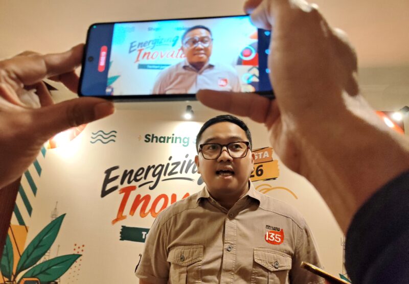 Area Manager Communication, Relation & CSR Pertamina Patra Niaga Regional Jatimbalinus, Ahad Rahedi, saat diwawancara awak media saat menghadiri kegiatan AJP Fiesta 2026 di Hotel Royal Orchid, Batu. (KLIKMADURA)