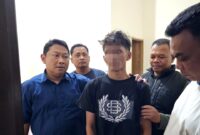 Tim Unit Reaksi Cepat (URC) Satreskrim Polres Pamekasan saat menangkap terduga pelaku pembacokan. (KLIKMADURA)