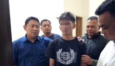 Tim Unit Reaksi Cepat (URC) Satreskrim Polres Pamekasan saat menangkap terduga pelaku pembacokan. (KLIKMADURA)