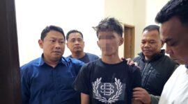 Tim Unit Reaksi Cepat (URC) Satreskrim Polres Pamekasan saat menangkap terduga pelaku pembacokan. (KLIKMADURA)