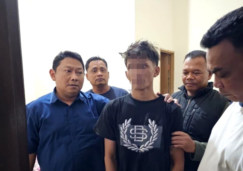 Tim Unit Reaksi Cepat (URC) Satreskrim Polres Pamekasan saat menangkap terduga pelaku pembacokan. (KLIKMADURA)