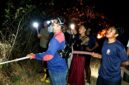 Petugas pemadam kebakaran berusaha menjinakkan api di Dusun Larangan Gulbung, Kecamatan Pangarengan, Kabupaten Sampang. (KLIKMADURA)