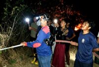 Petugas pemadam kebakaran berusaha menjinakkan api di Dusun Larangan Gulbung, Kecamatan Pangarengan, Kabupaten Sampang. (KLIKMADURA)