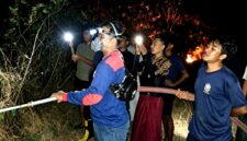 Petugas pemadam kebakaran berusaha menjinakkan api di Dusun Larangan Gulbung, Kecamatan Pangarengan, Kabupaten Sampang. (KLIKMADURA)